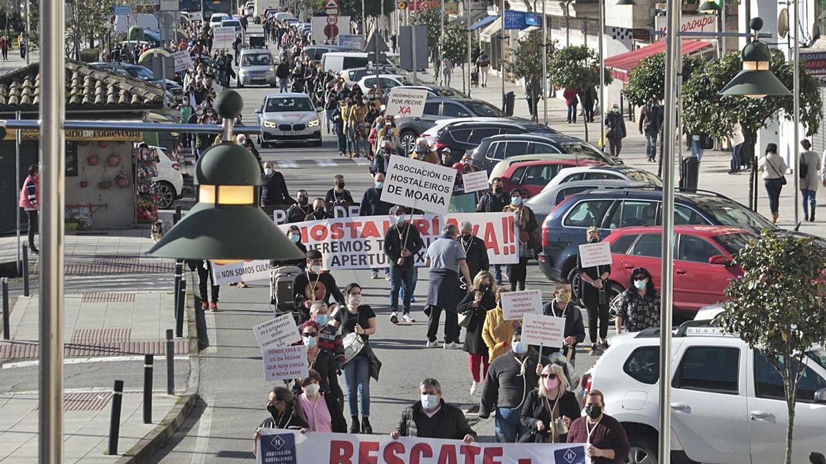 Los manifestantes simbolizaron con sogas que la hostelería se encuentra ahogada. |   // S.A.