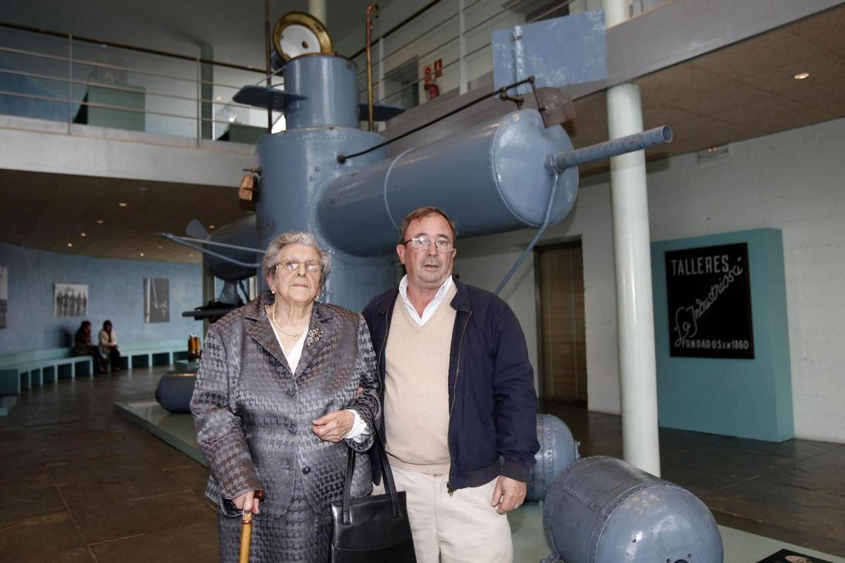 María Jesús Sanjurjo y su sobrino en el Museo do Mar frente al submarino fabricado por su abuelo en una foto de archivo del año 2012.