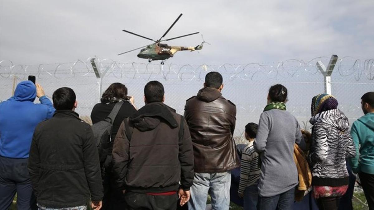 Refugiados agolpados en la frontera entre Grecia y Macedonia.