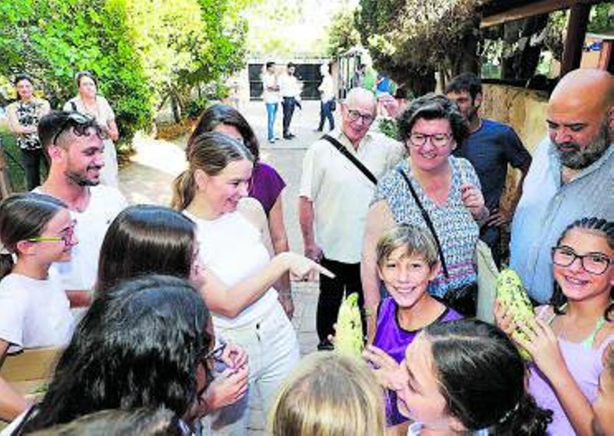 Marga Prohens visita la Granja Escola Jovent de Palma | CAIB