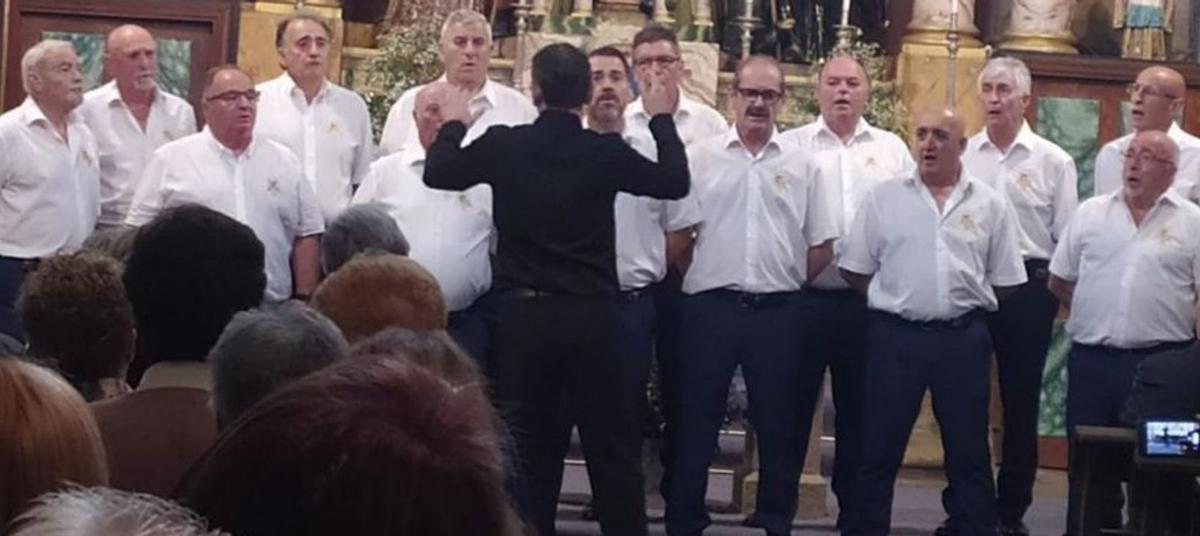 La coral de El Entrego, durante su actuación en Luou.