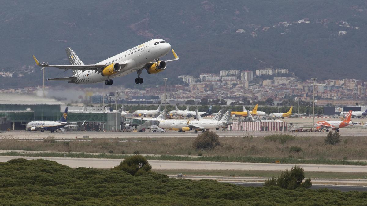 Un avión de la compañía Vueling despega desde la tercera pista L25 del aeropuerto de Josep Tarradellas Barcelona-El Prat