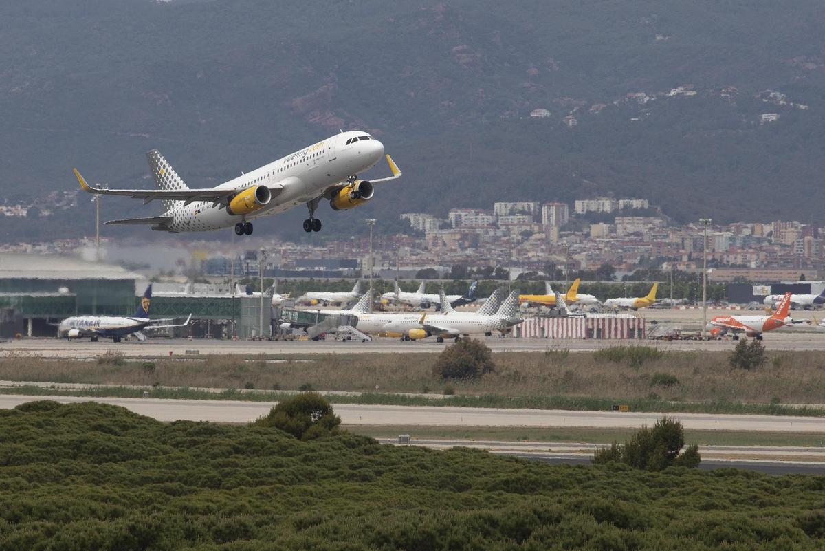 Un avión de la compañía Vueling despega desde la tercera pista L25 del aeropuerto de Josep Tarradellas Barcelona-El Prat