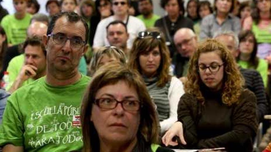 Profesores interinos en la asamblea de Alicante, ayer. pilar cortés