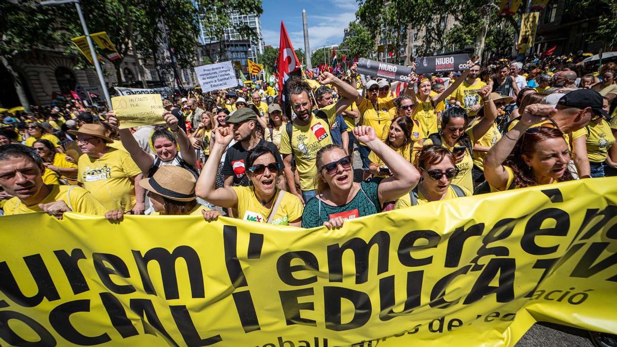 Manifestación de docentes, familias y entidades educativas para reclamar un nuevo modelo de escuela en Catalunya