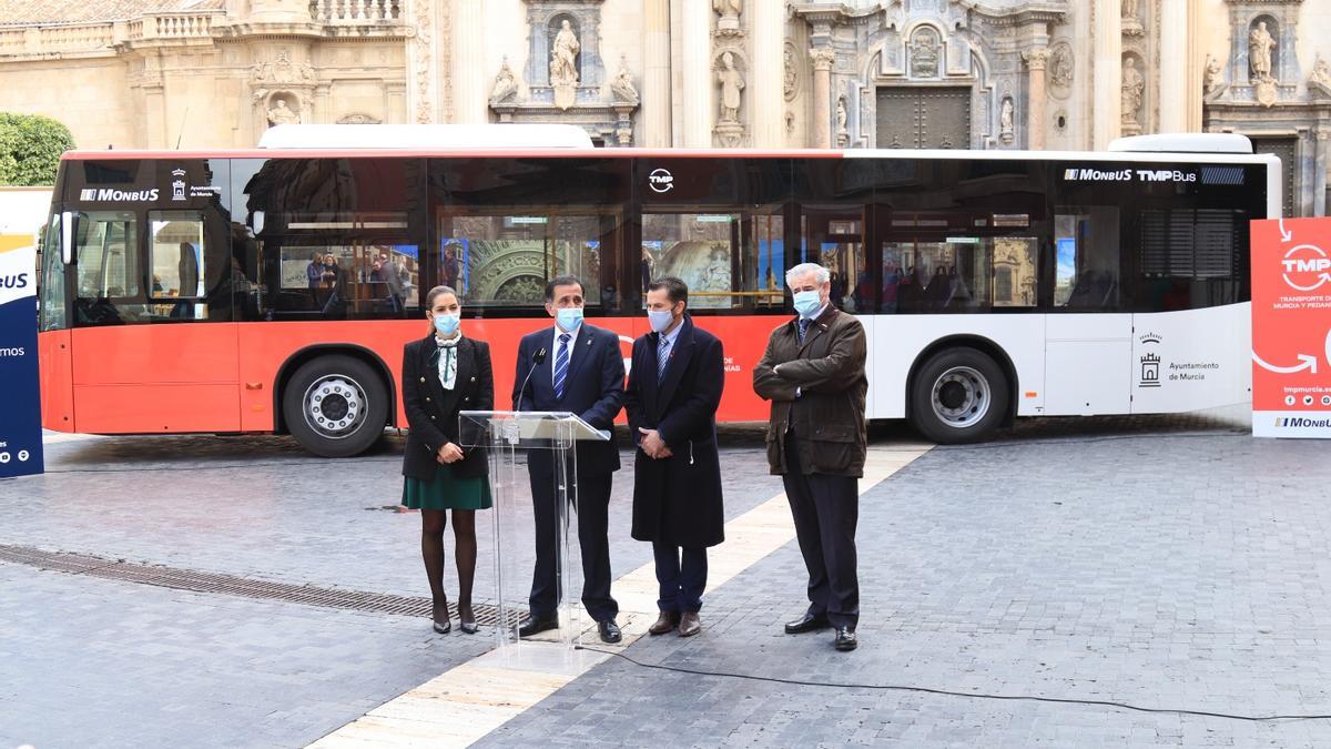 El alcalde José Antonio Serrano y los ediles Mario Gómez y Carmen Fructuoso en la presentación