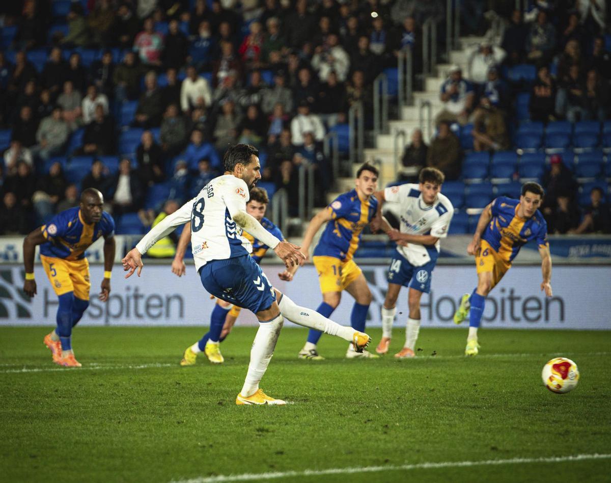 Enric, en el momento de patear el penalti del viernes.