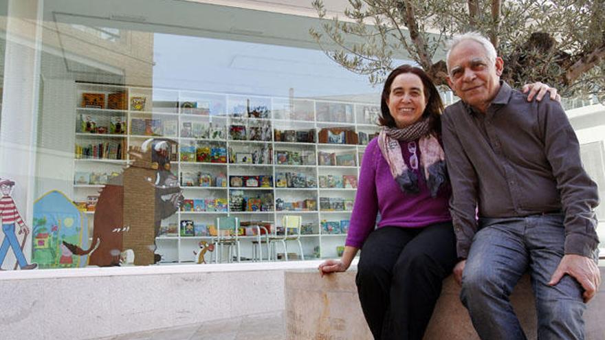 uan José e Inma sentados fuera de la librería, en la plaza de la Judería.