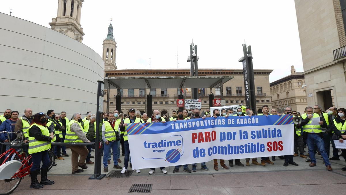 La concentración de transportista convocada por Tradime este miércoles frente a la Delegación del Gobierno en Zaragoza.
