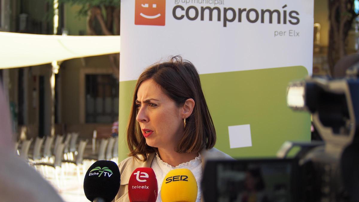 Esther Díez, portavoz de Compromís en Elche, defendiendo mantener las ayudas al bus en 2024