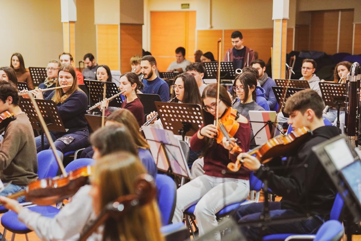 L'orquestra, durant l'encontre pedagògic previ a la gira.