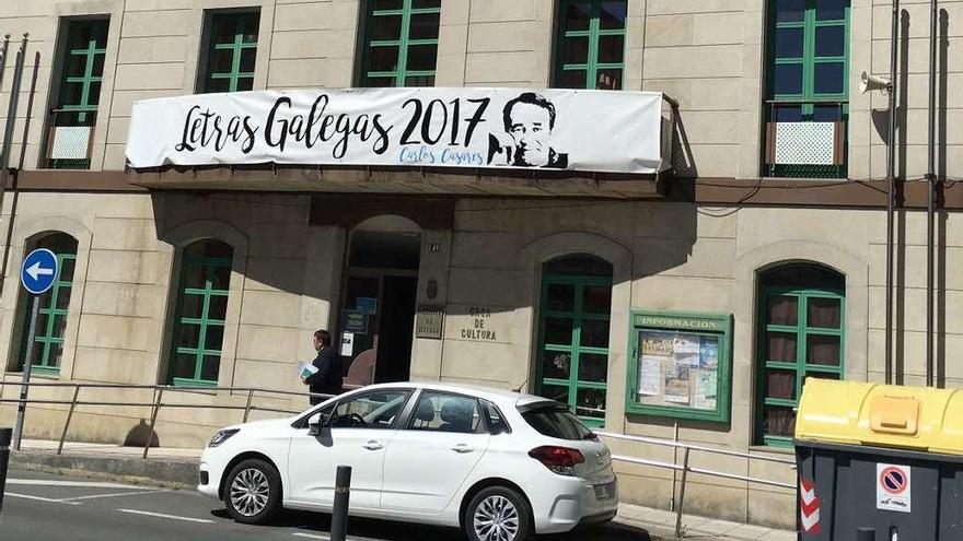 Pancarta dedicada a Carlos Casares en la Casa da Cultura, que podría convertirse en sede consistorial.