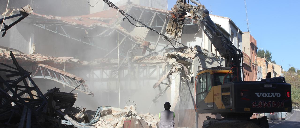 Demolició d&#039;una casa a la Cantereria (Ontinyent).