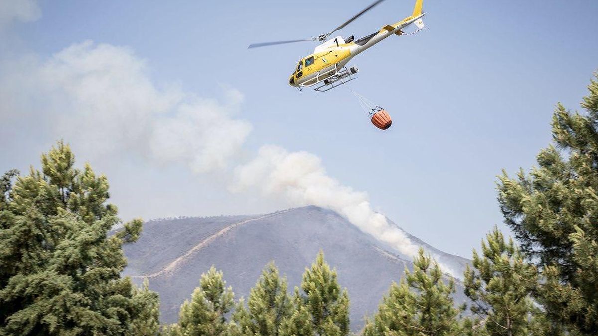 Trabajos de extinción del incendio de Las Hurdes y Gata.