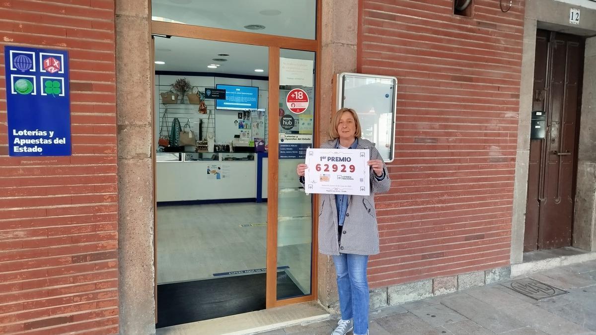 Victoria Marinas, con el número agraciado, delante de su establecimiento.