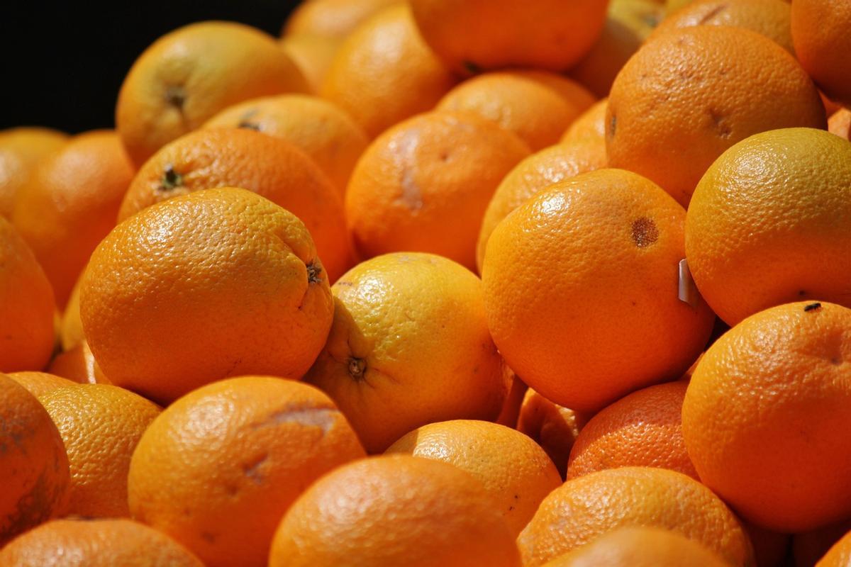 Tomar naranjas a diario refuerza nuestro sistema inmunológico.