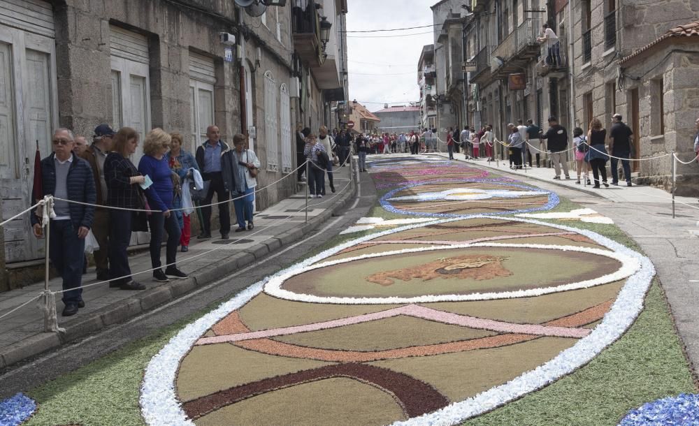 Las flores coronan el Corpus de Ponteareas.