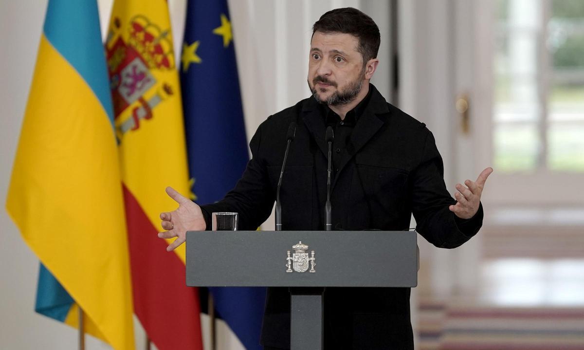 El presidente del Gobierno, Pedro Sánchez, durante el encuentro con el presidente de Ucrania, Volodímir Zelenski, en La Moncloa.