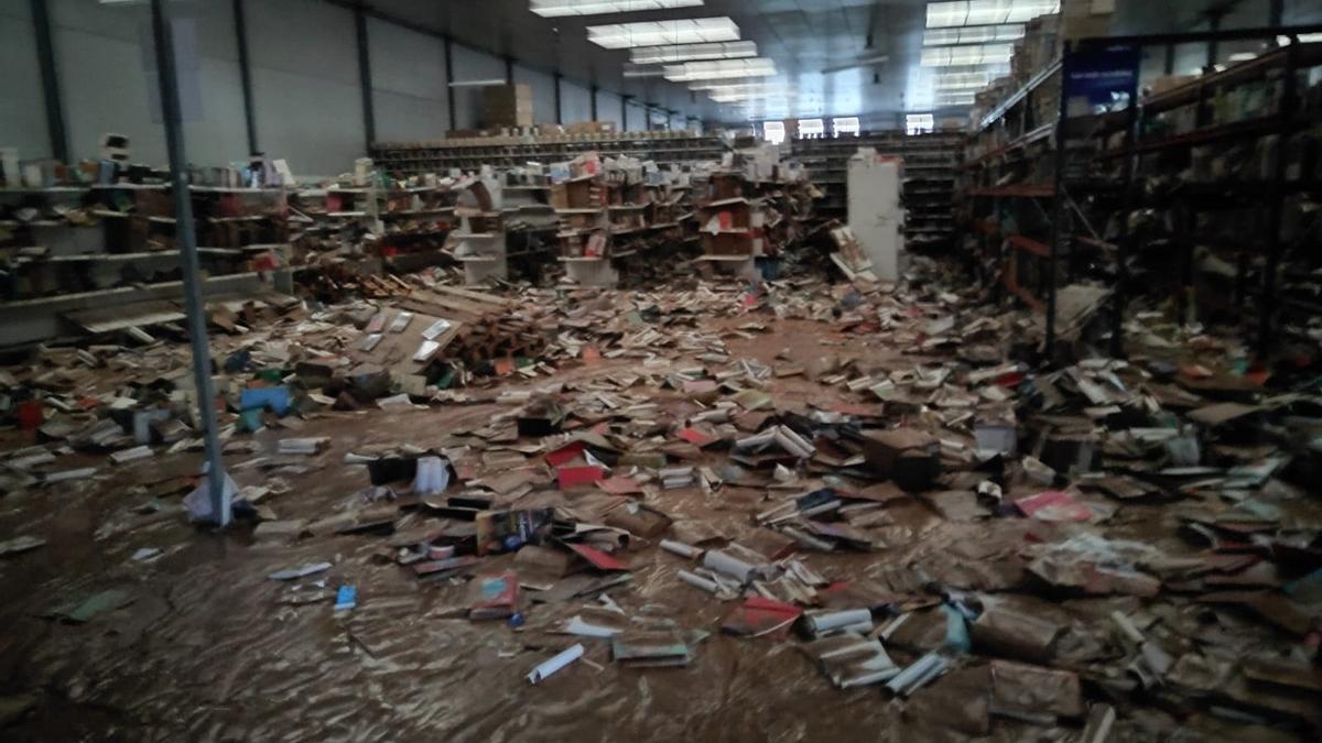 Estado de una de las librerías arrasadas por la riada.