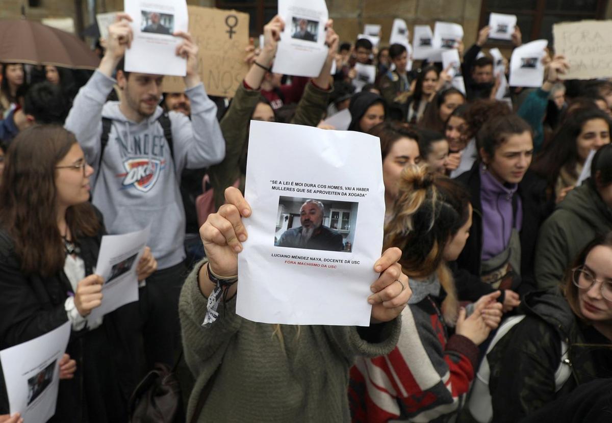 GRAF7105. SANTIAGO DE COMPOSTELA (ESPAÑA), 14/05/2018.-Decenas de estudiantes se han concentrado esta mañana ante el Rectorado de la Universidad de Santiago de Compostela (USC) para pedir la inhabilitación del profesor Luciano Méndez Naya que vejó de la víctima de La Manada y pidió la absolución para sus miembros. Los estudiantes concentrados en la Plaza del Obradoiro corearon consignas contra el profesor, tales como Fuera machistas de la USC o Luciano Méndez Naya, fuera de las aulas. EFE/Xoán Rey.