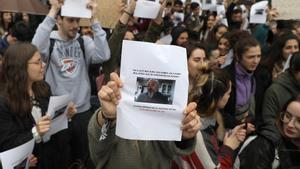 GRAF7105. SANTIAGO DE COMPOSTELA (ESPAÑA), 14/05/2018.-Decenas de estudiantes se han concentrado esta mañana ante el Rectorado de la Universidad de Santiago de Compostela (USC) para pedir la inhabilitación del profesor Luciano Méndez Naya que vejó de la víctima de La Manada y pidió la absolución para sus miembros. Los estudiantes concentrados en la Plaza del Obradoiro corearon consignas contra el profesor, tales como Fuera machistas de la USC o Luciano Méndez Naya, fuera de las aulas. EFE/Xoán Rey.