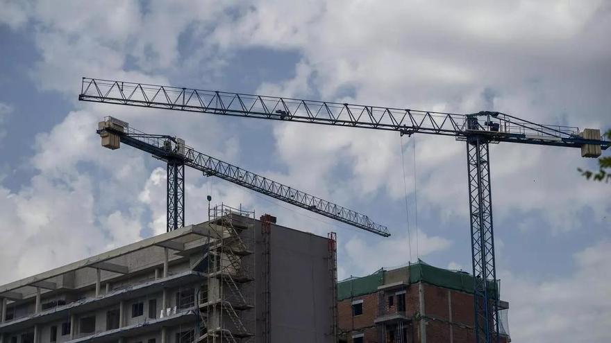Un trabajador de la construcción herido en Córdoba al descargar escombros con una grúa en una obra