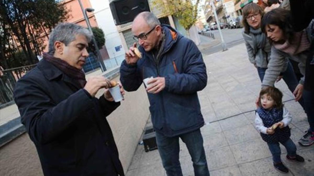 Francesc Homs, izquierda (Democràcia i Llibertat), en la Marató de TV-3 en Badalona, ayer.