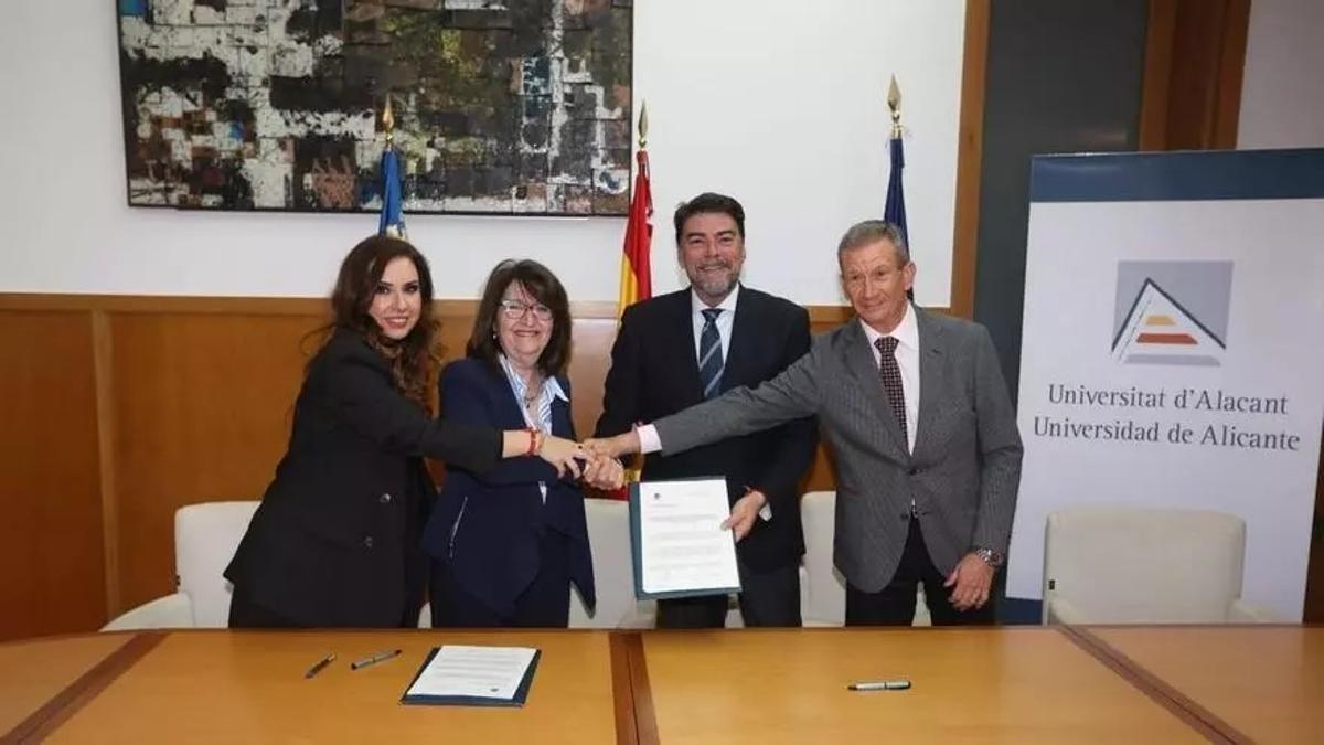 La concejala de Turismo, Ana Poquet; la rectora de la UA, Amparo Navarro; el alcalde, Luis Barcala; y el director de la cátedra, Juan Llopis.