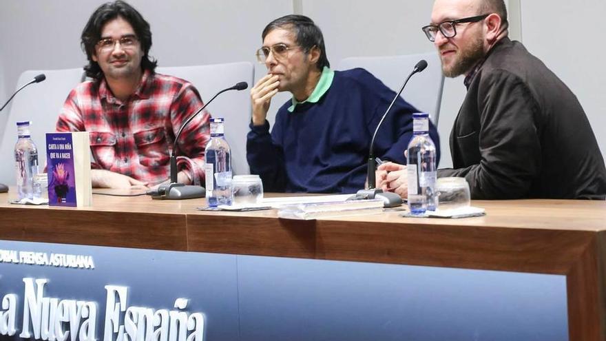 De izquierda a derecha, Pablo Solares, Fernando Alonso Treceño y Vicente Montes, ayer, en el Club Prensa Asturiana.