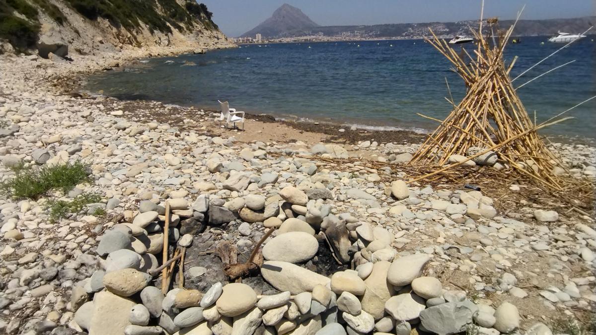 Rastro de una hoguera en la cala Sardinera de Xàbia