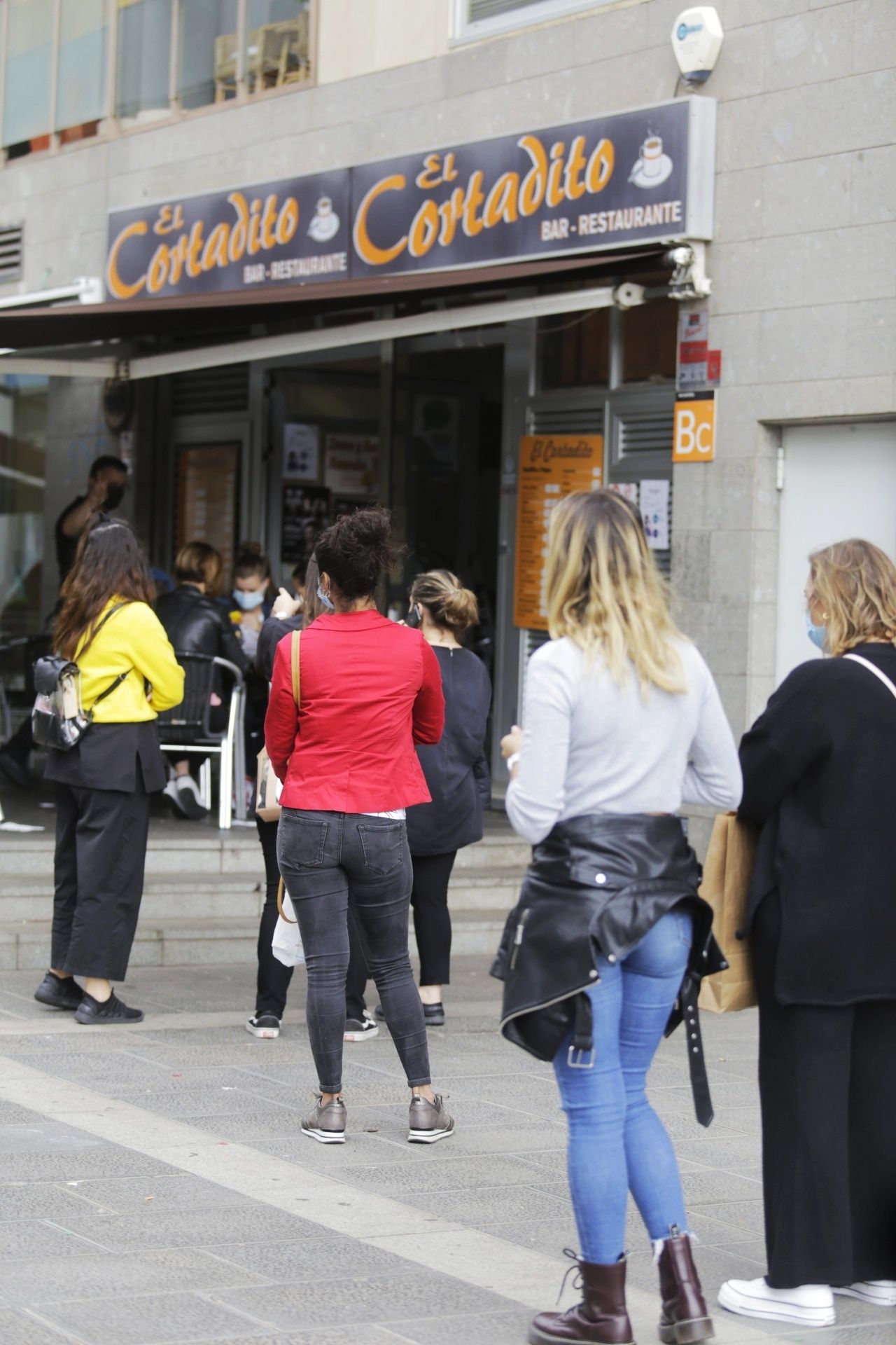 Colas en los comercios y cafeterías de Santa Cruz este sábado.