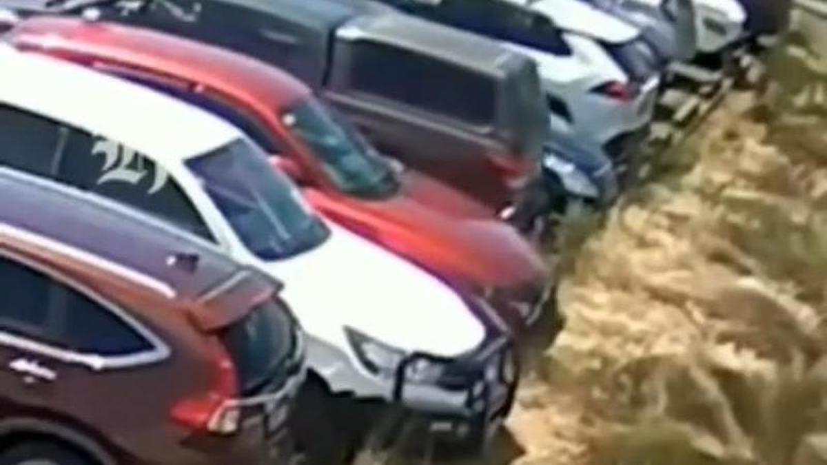 Video | Los peligros de aparcar en una zona de pasto seco y con rastrojos