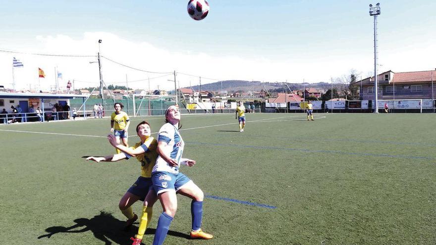 Trabazos (dcha.) intenta controlar un balón aéreo. // FdV