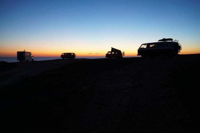 Autocaravanas se dejan ver en una puesta de sol en el Algarve.