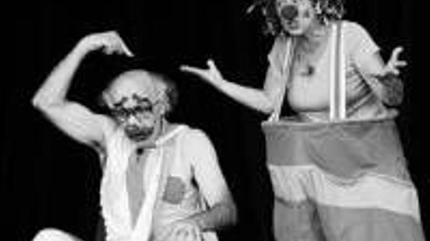 La compañia p.t.v clowns representa ´adivinaguas´ en el teatro lopez de ayala