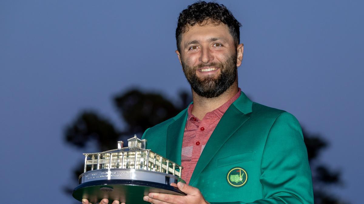 Rahm posa con la chaqueta verde de ganador del Master de Augusta de golf.