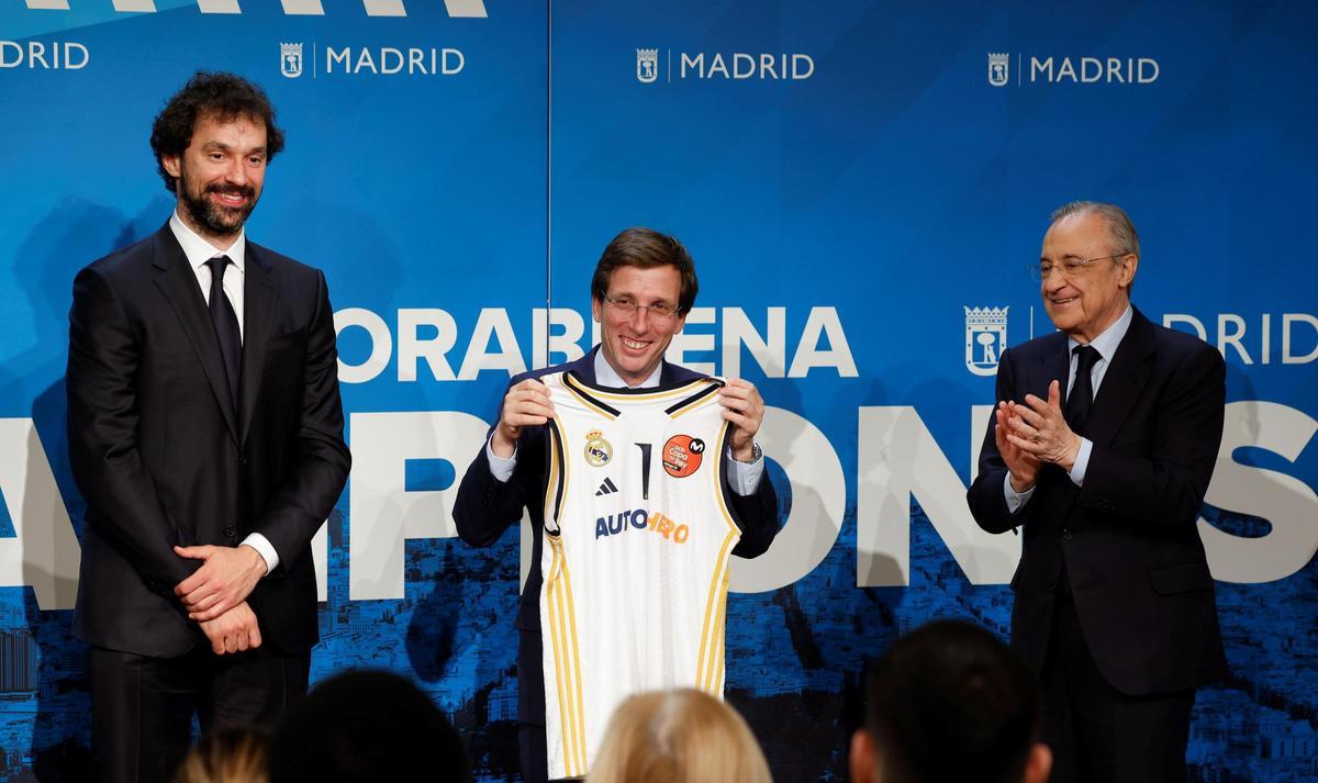 El alcalde de Madrid recibió una camiseta conmemorativa del tíulo de Copa logrado por el Madrid