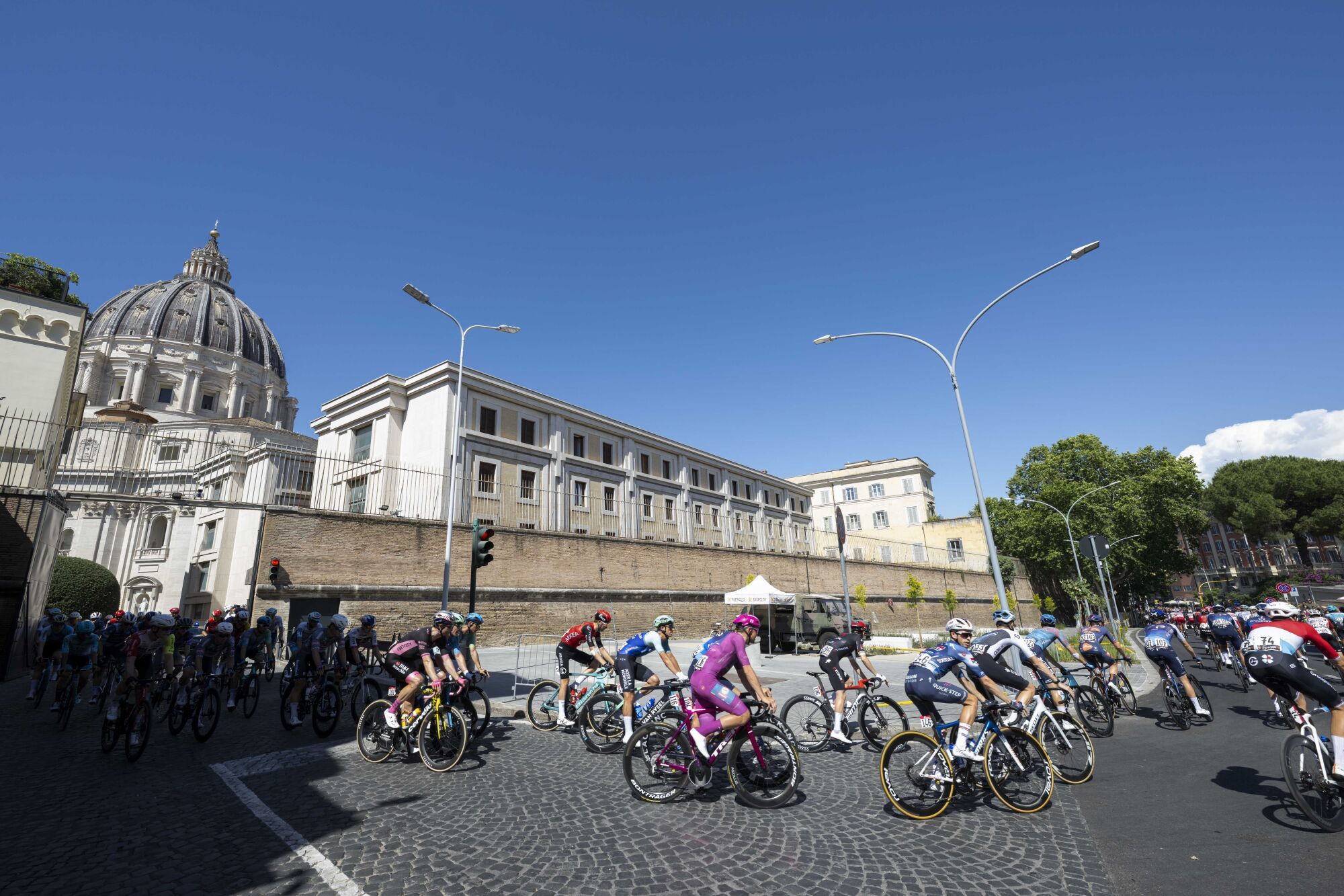 01 June 2025, Vatican, Vatican City: Pope Leo XIV addresses the pack of cyclists passing by the Vatican during the 21st and last stage of the 108th Giro d'Italia cycling race, 205km from Verres to Sestriere. Photo: Vatican Media/IPA via ZUMA Press/dpa 01/06/2025 ONLY FOR USE IN SPAIN. Vatican Media/IPA via ZUMA Press / DPA;sports;cycling;religion;belief;Pope Leo XIV blesses Giro d'Italia cyclists;