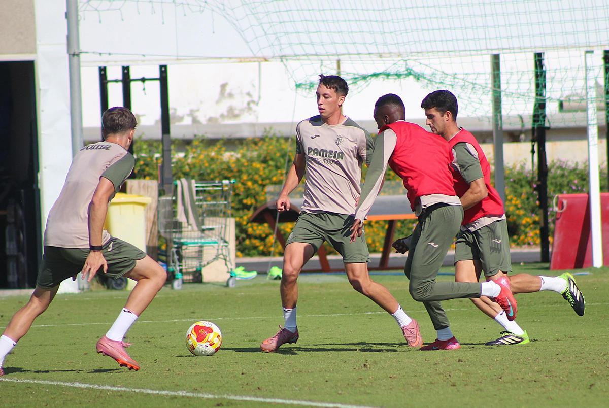 Hugo López, mediapunta que alterna el filial amarillo con el primer equipo del Villarreal.