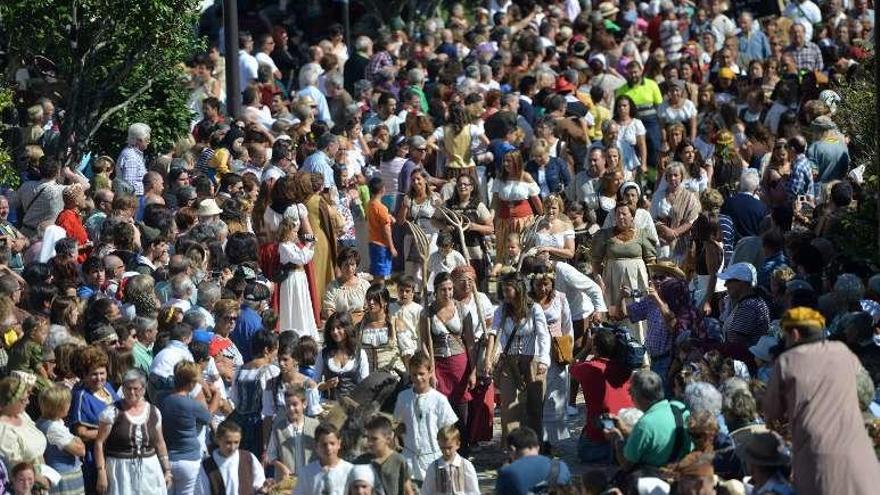 Numeroso público disfrutando de la Feira Franca. // Gustavo Santos