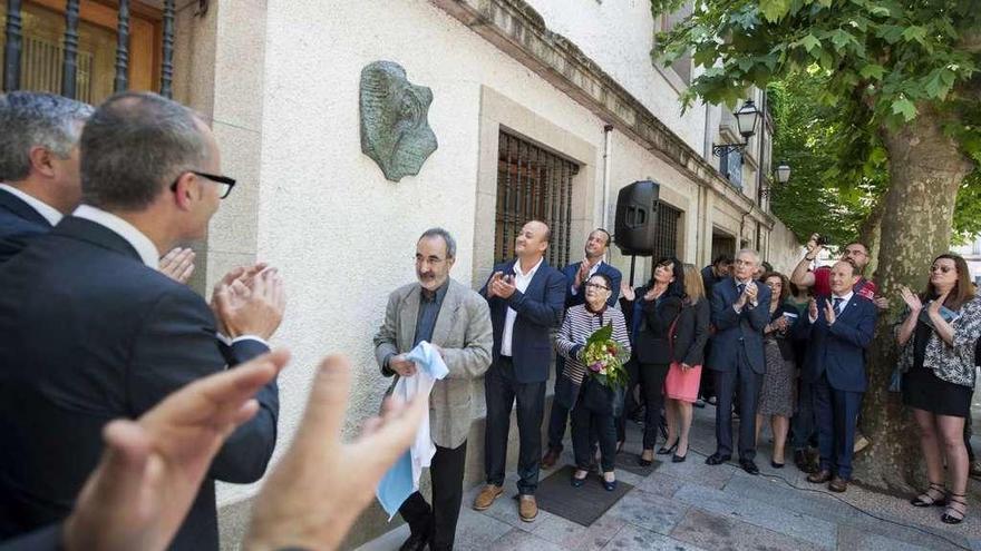 Acto de descubrimento do busto de Carlos Casares na praza Bispo Cesáreo. // Brais Lorenzo