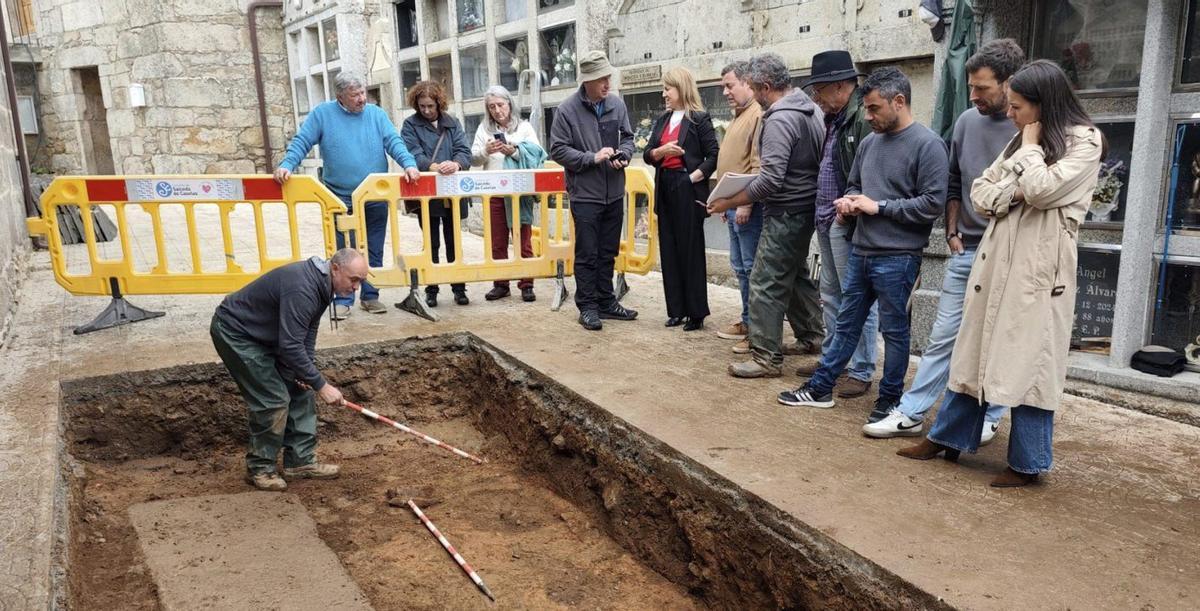 Miembros del gobierno local y de la comisión asisten al inicio de los trabajos de exhumación de la fosa, este martes.