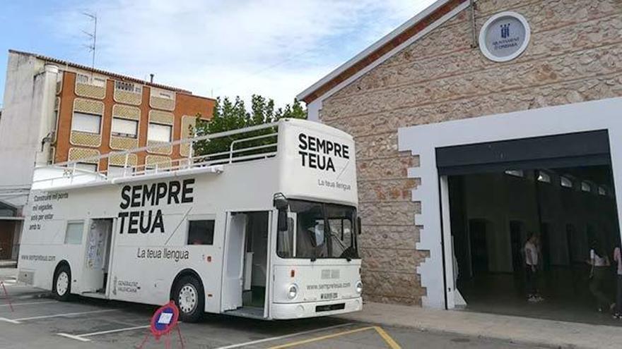 El «Bus de la Llengua» llega hasta Ondara y Pedreguer para promover la diversidad lingüística