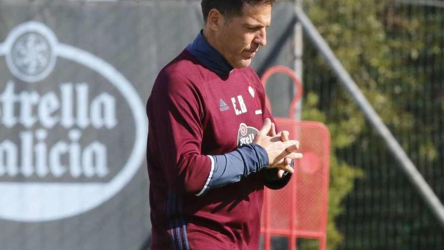 Eduardo Berizzo camina pensativo sobre el campo de entrenamiento, ayer en A Madroa. // Alba Villar