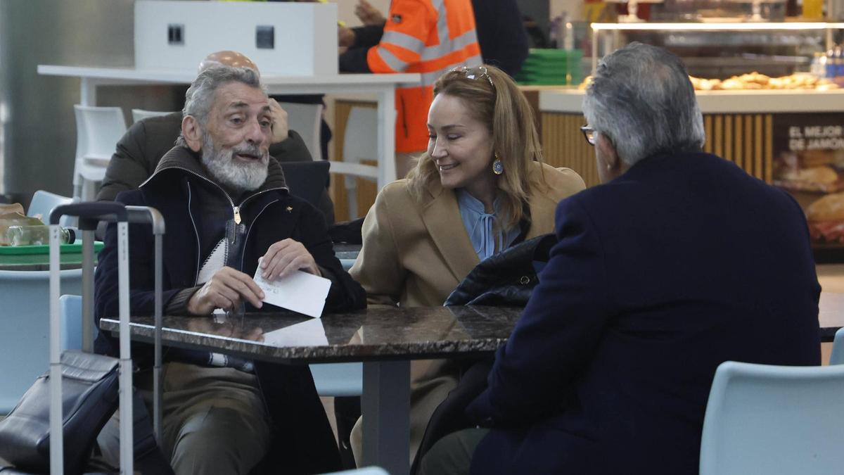 Los Mouriño, en Peinador antes del despegue del avión del Celta.