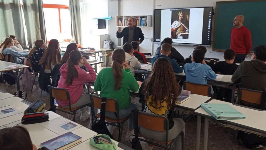 Un profesor del Colegio Jaime Balmes de Cieza acerca la historia a sus alumnos a través de la lectura