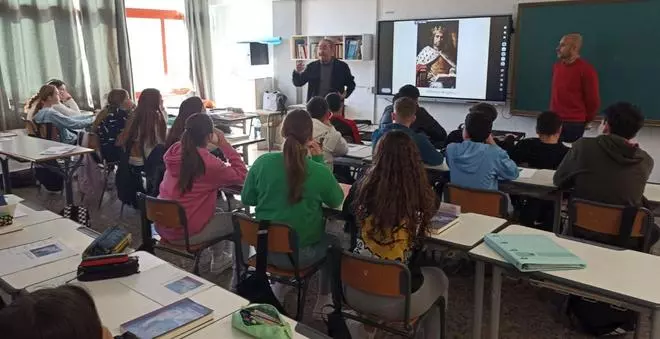 Un profesor del Colegio Jaime Balmes de Cieza acerca la historia a sus alumnos a través de la lectura