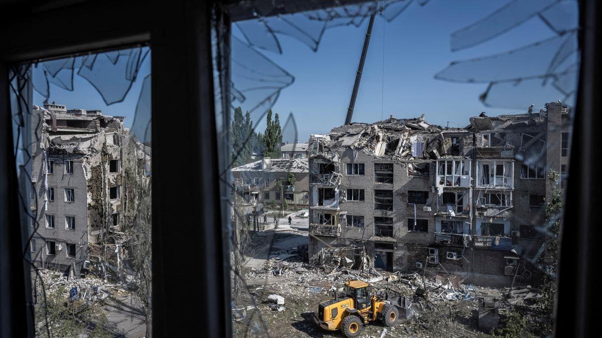 Almenys 7 morts en un bombardeig rus contra un edifici residencial a l’est d’Ucraïna
