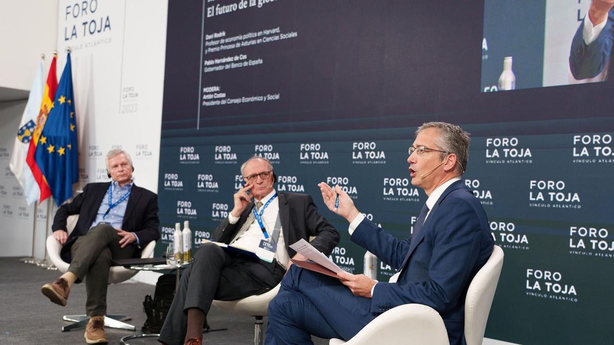 Dani Rodrik, Antón Costas y Pablo Hernández de Cos, ayer, en la mesa sobre globalización.