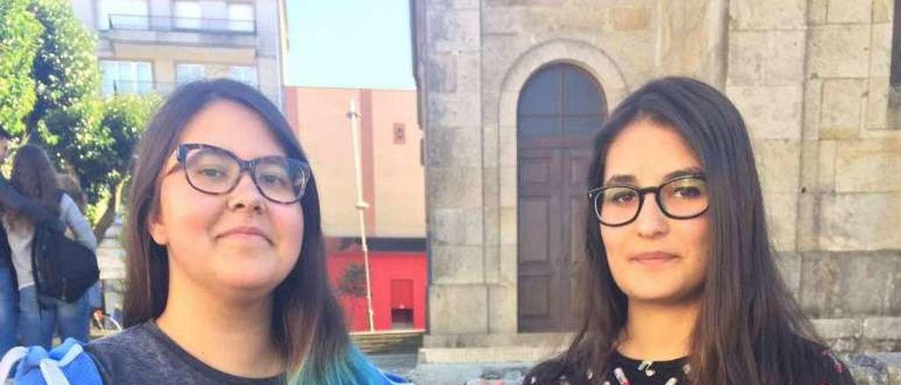 Noa Madriñán e Andrea G. Penela nun acto reivindicativo en Lalín.